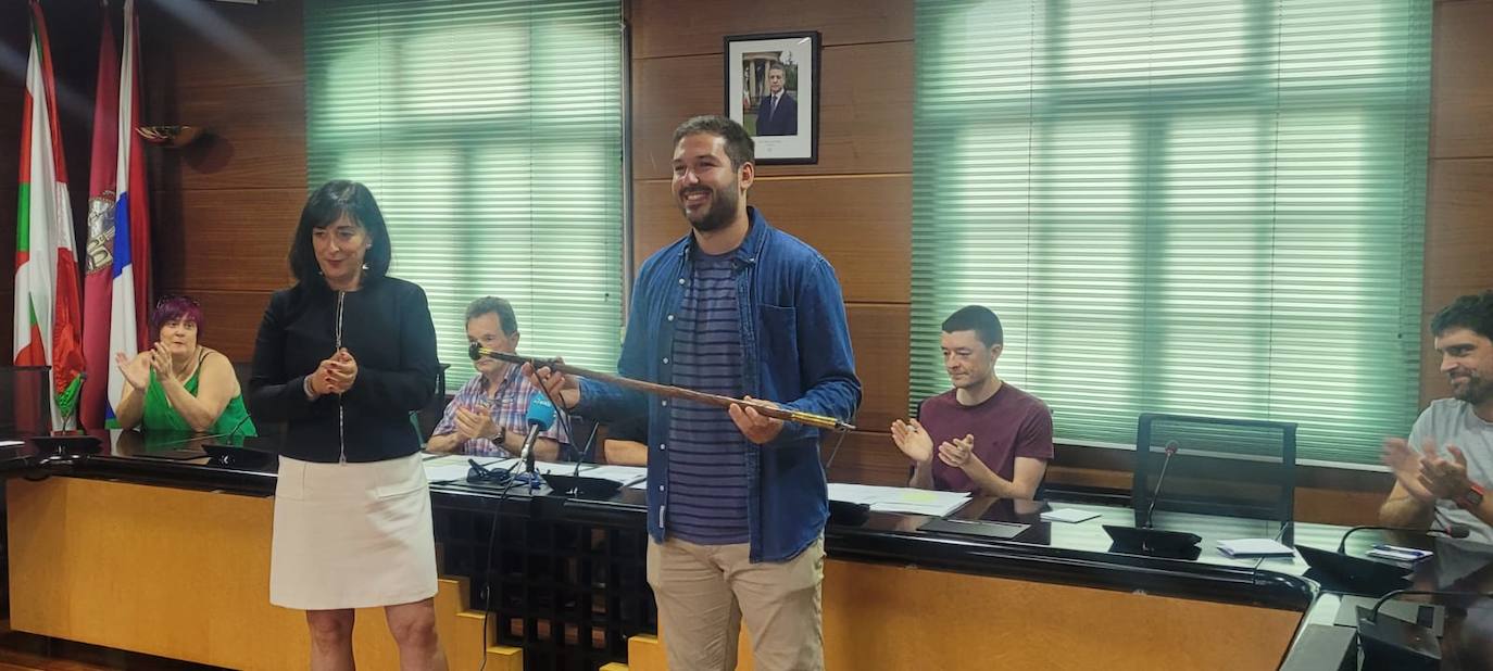 La regidora saliente, Nagore Utxupi (PNV), le ha transferido el bastón de mando a Ekaitz Pau, de Gorliz Bizirik.