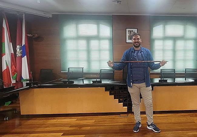 Pau posa sonriente con la makila