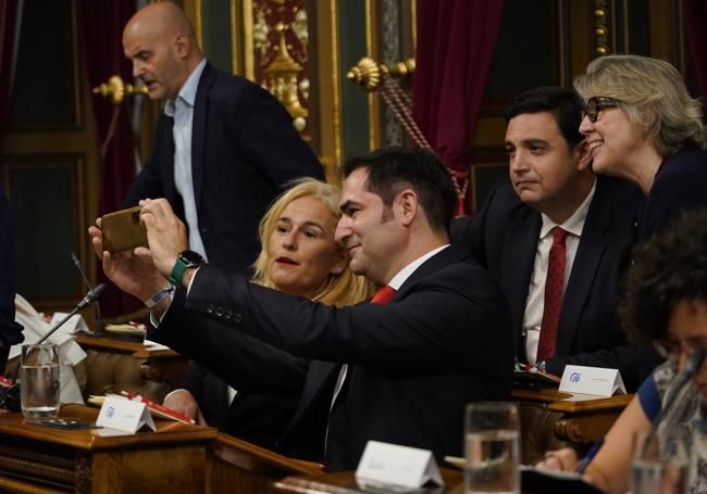 La popular Esther Martínez y el edil de su partido Ángel Rodrigo se hacen un 'selfie' justo antes del inicio del pleno. Ignacio Pérez