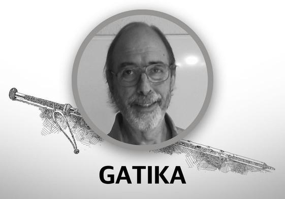 Itxaso Bilbao, Mikel Larrazabal y Unai Arruza, de Gatikako Talde Independientea, posan con la makila.