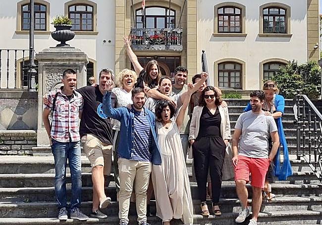 Los miembros de Gorlis Bizirik celebran en las escaleras del Ayuntamiento.