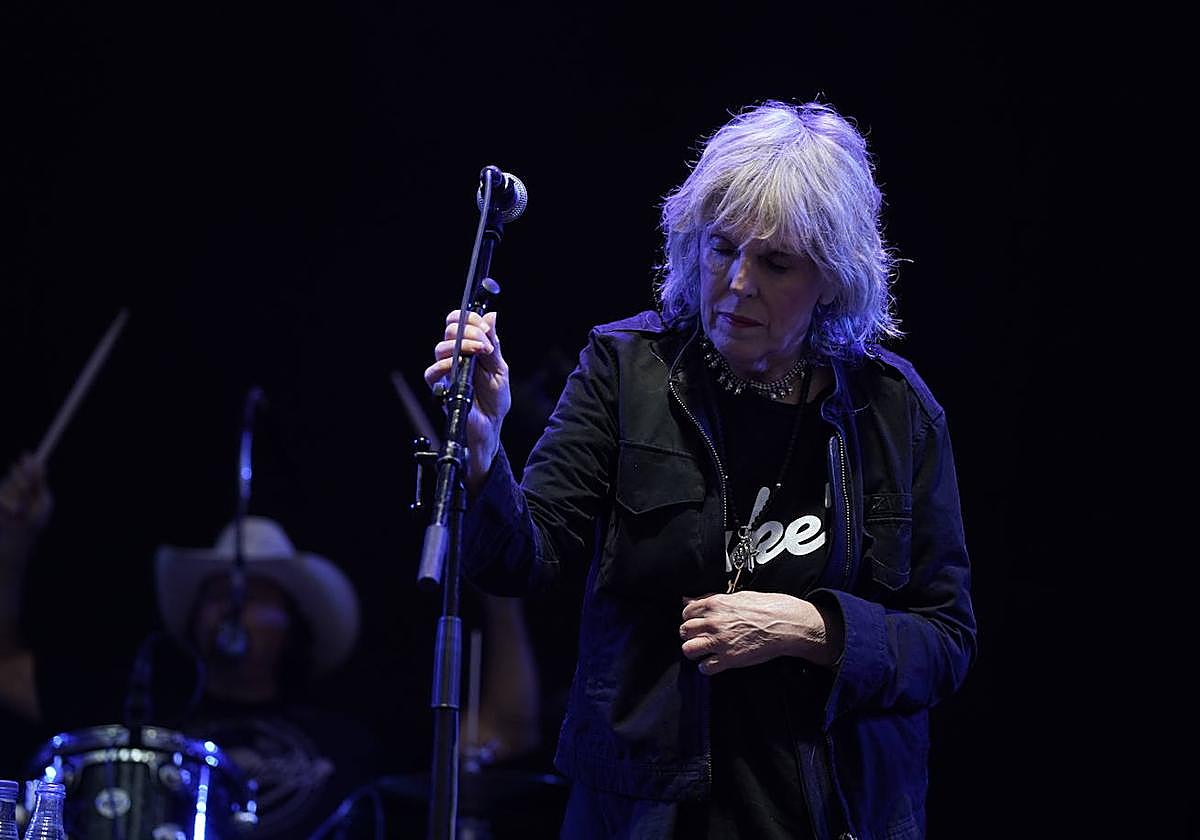 Lucinda Williams regresó a Mendizabala en una actuación que fue de menos a más.