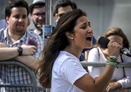 Una joven canta durante un casting de 'OT' en el BEC.