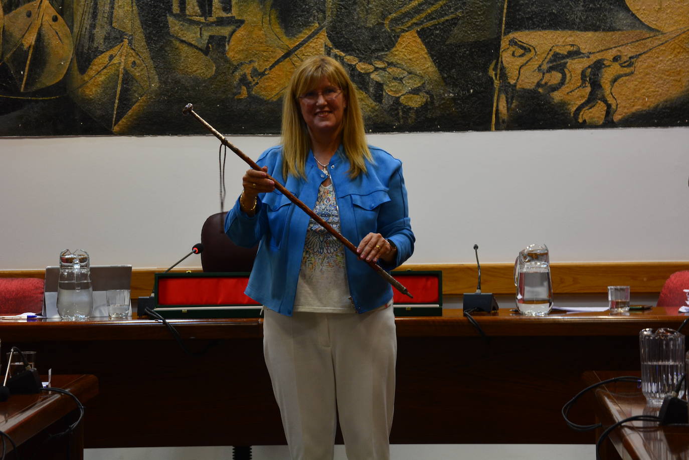 Ainhoa Basabe (PNV) con la makila de alcaldesa.