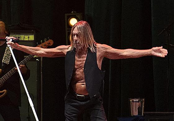 Iggy Pop no paró de moverse y gesticular sobre el escenario.