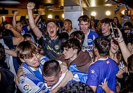 La fiesta se desborda en Vitoria con el ascenso del Alavés