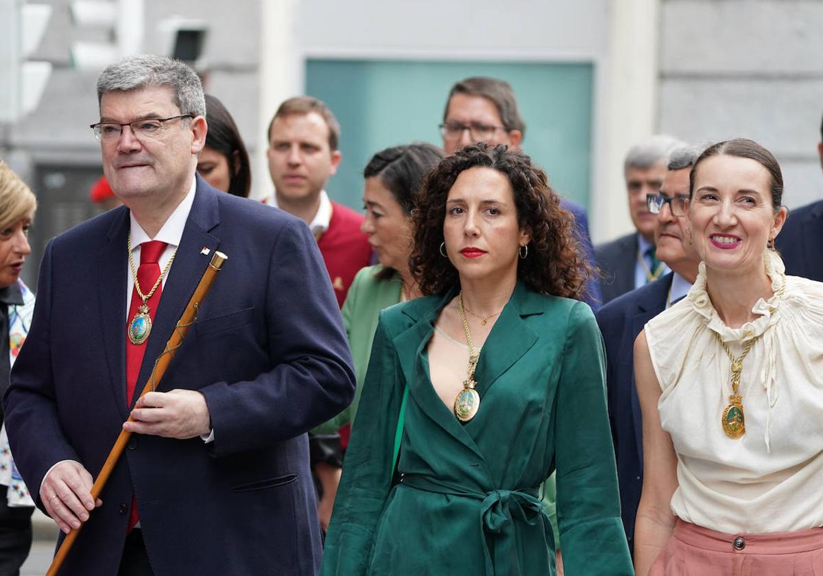 Juan Mari Aburto, Nora Abete y Marta Ajuria, en el homenaje.