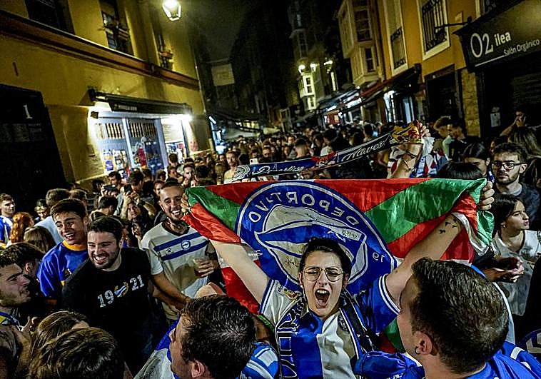 Y Vitoria estalló de alegría con el ascenso del Alavés