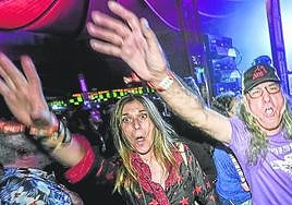 Espectadores en el concierto abarrotado del cuarteto escocés The Kaisers, uno de los grandes reclamos de la zona Trashville.