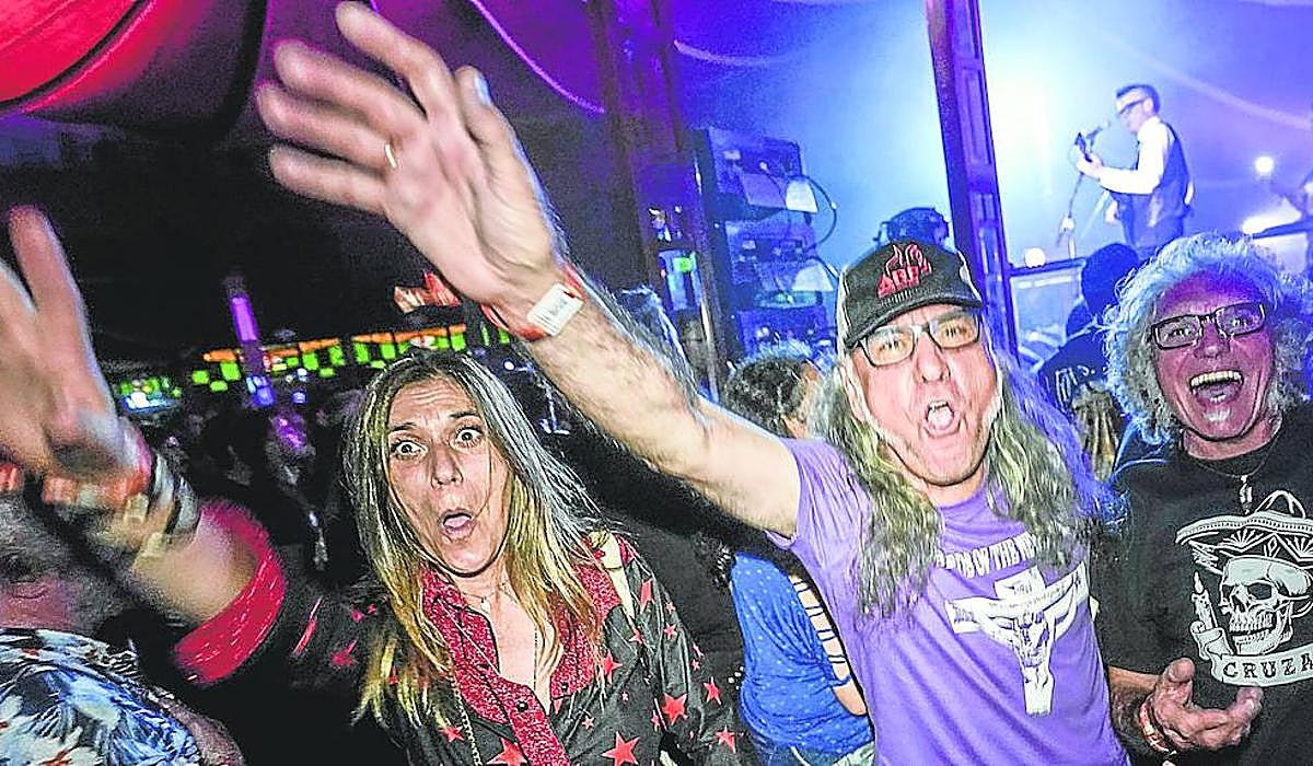 Espectadores en el concierto abarrotado del cuarteto escocés The Kaisers, uno de los grandes reclamos de la zona Trashville.