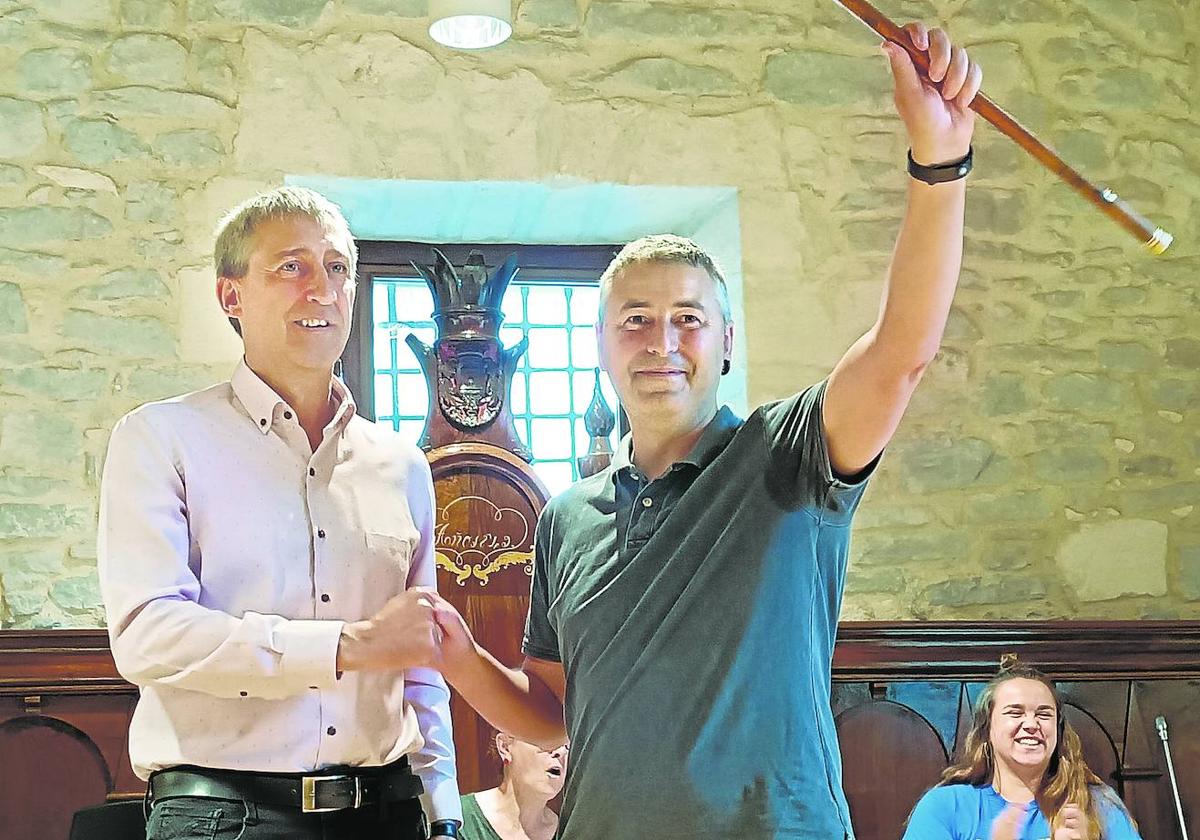Raúl López de Uralde (EH Bildu) con la makila que le entrega Ernesto Sainz Lanchares (PNV) como nuevo alcalde de Salvatierra.