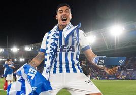 Benavídez celebra en Valencia el ascenso a Primera del Alavés.