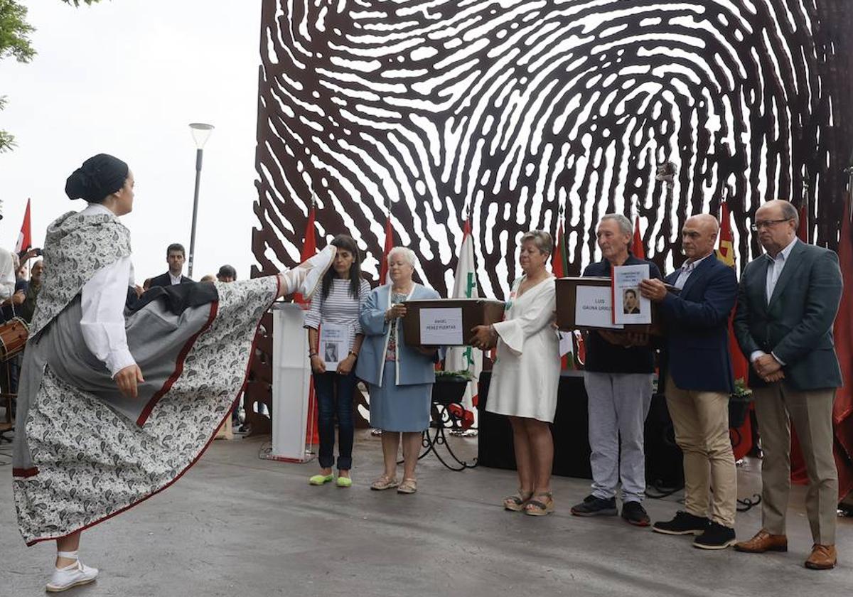 Los familiares de los soldados fallecidos en 1937 recogen las urnas con sus restos mortales.