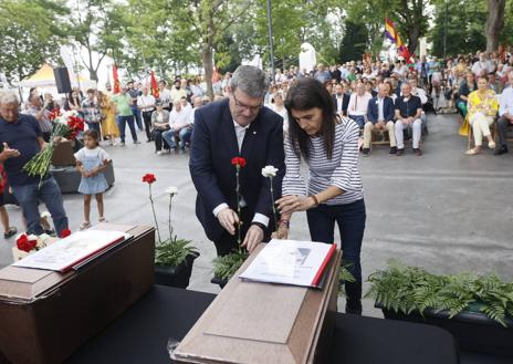 Imagen secundaria 1 - Homenaje a dos milicianos caídos en Artxanda: «Por fin se ha descubierto lo que pasó»