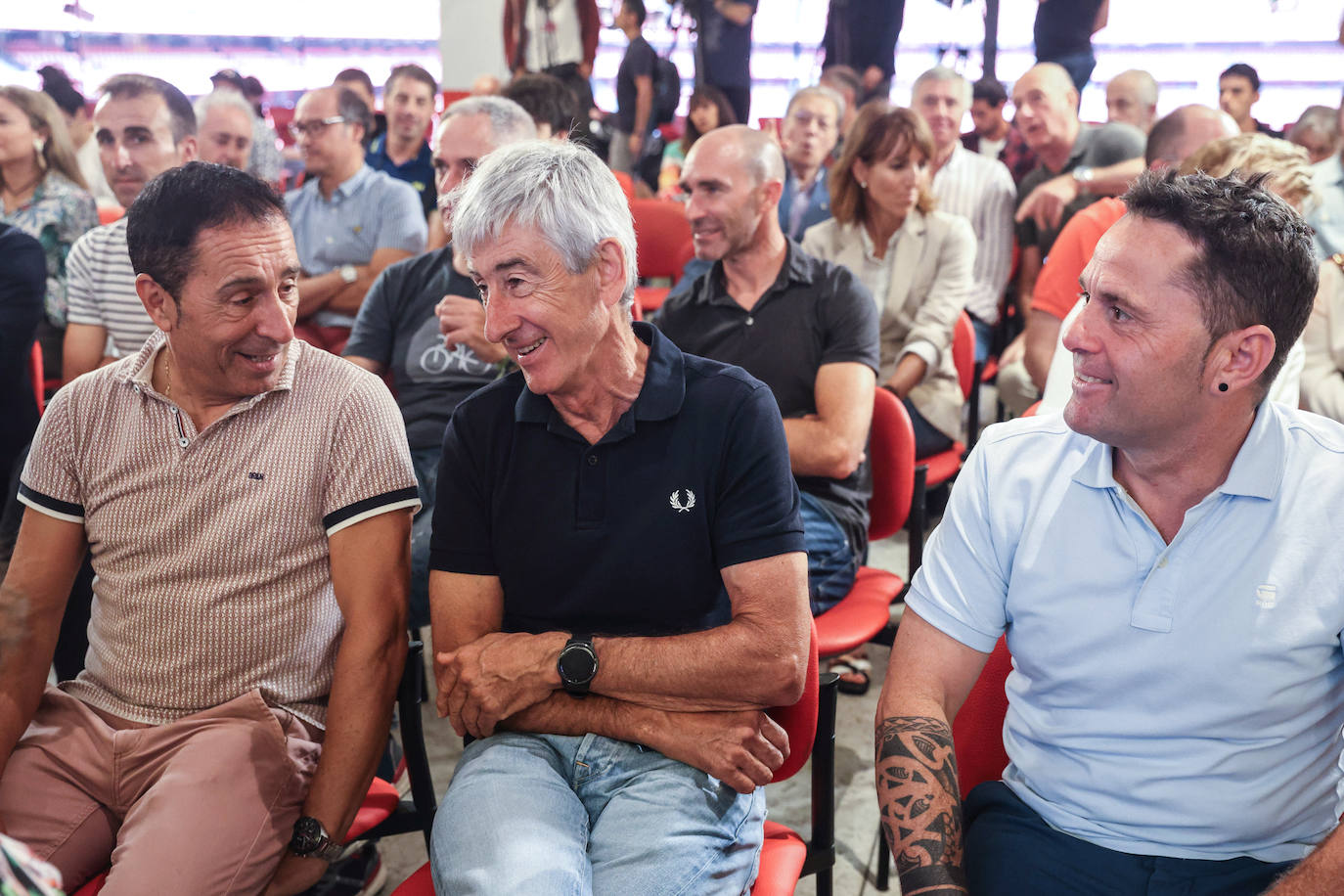 Exposición del equipo ciclista del Athletic en San Mamés