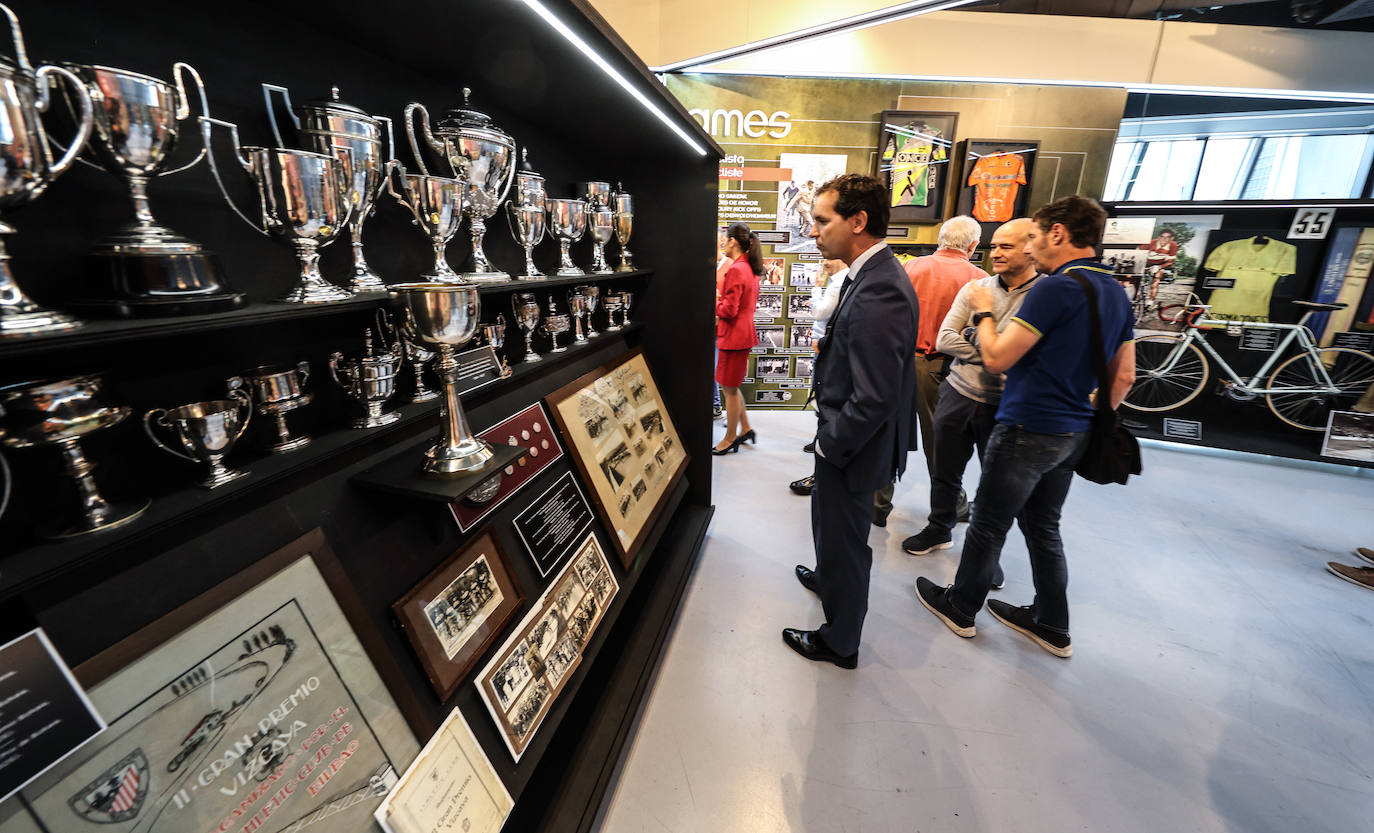 Exposición del equipo ciclista del Athletic en San Mamés