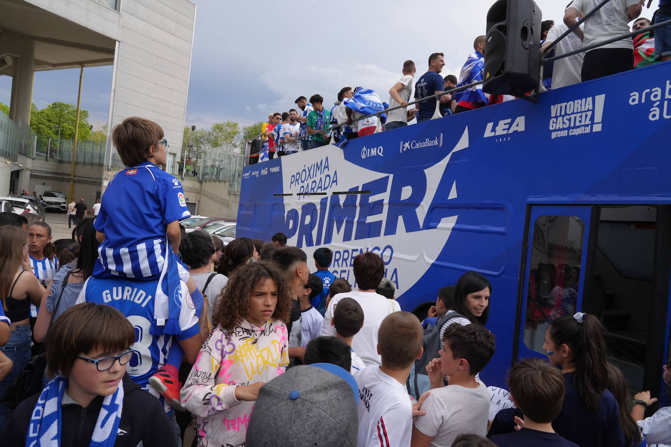 La celebración del ascenso desde el autobús del Alavés