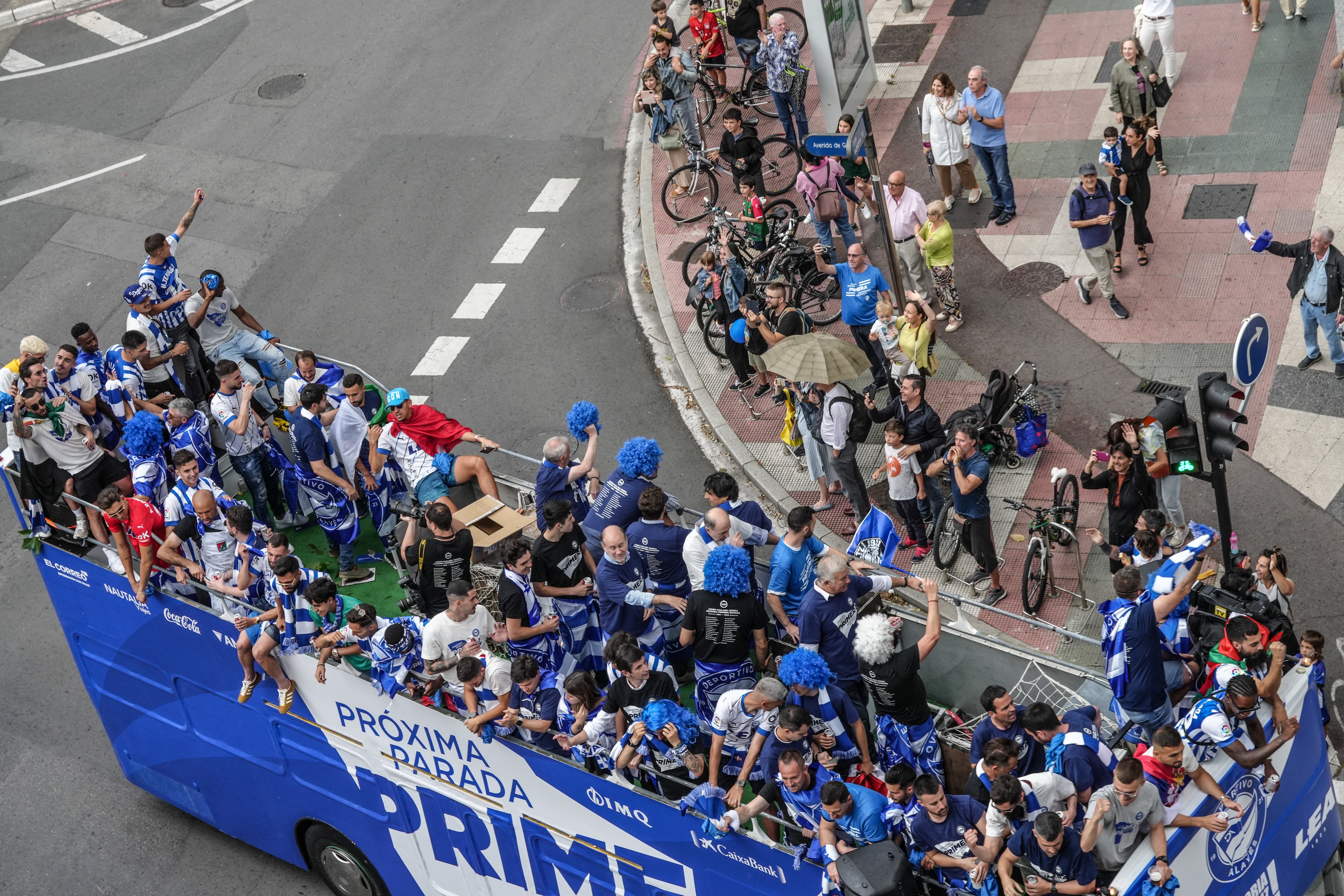La celebración del ascenso desde el autobús del Alavés