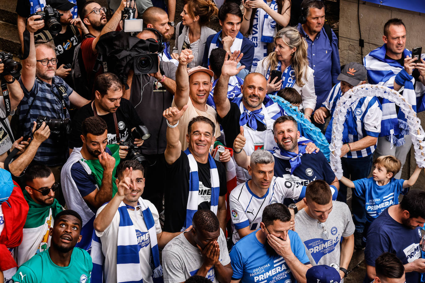 La celebración del ascenso desde el autobús del Alavés