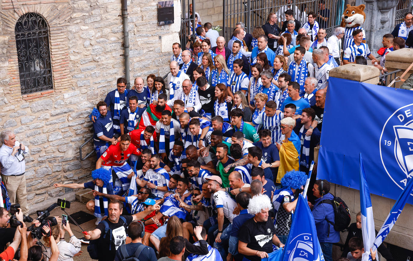 La celebración del ascenso desde el autobús del Alavés
