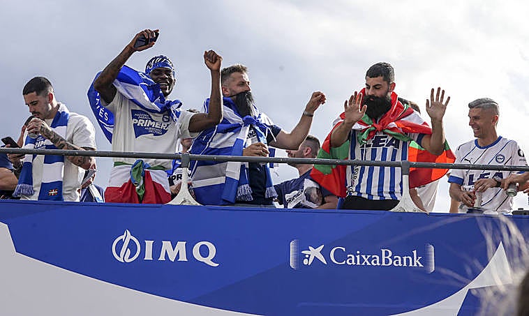 Owono, 'Sevi' (utillero),Villalibre y Salva Sevilla festejan en el autobús.