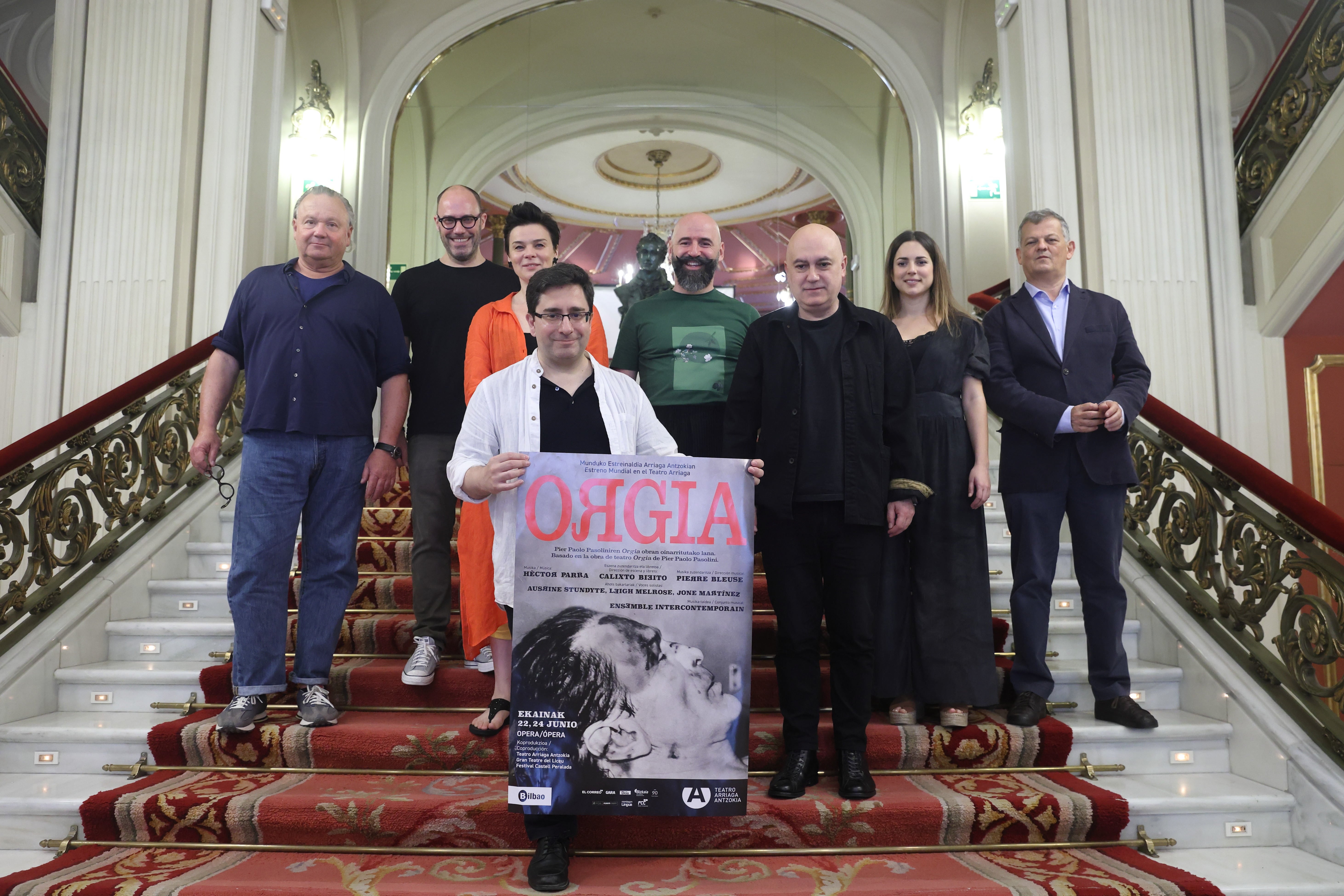 El compositor Hèctor Parra, con el cartel de la ópera 'Orgía', junto a Calixto Bieito y parte del equipo del montaje, además de Oriol Aguilà, director artístico del Festival de Peralada que coproduce el espectáculo junto al Liceu de Barcelona.