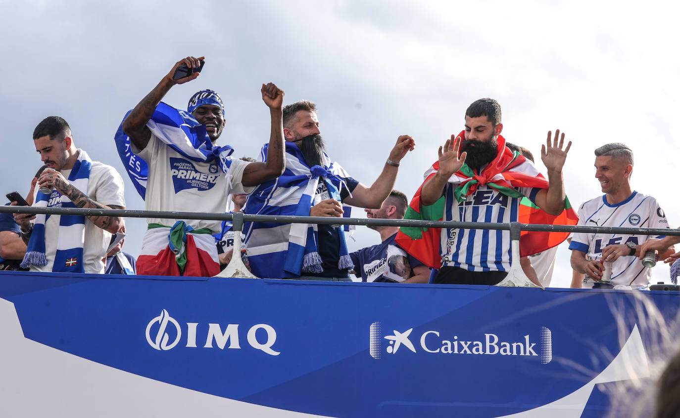 La celebración del ascenso desde el autobús del Alavés