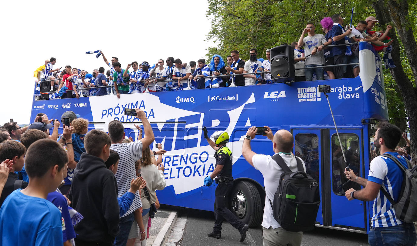 La celebración del ascenso desde el autobús del Alavés