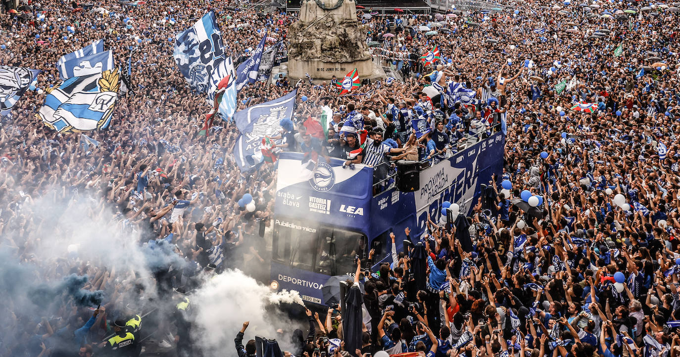 La celebración del ascenso desde el autobús del Alavés