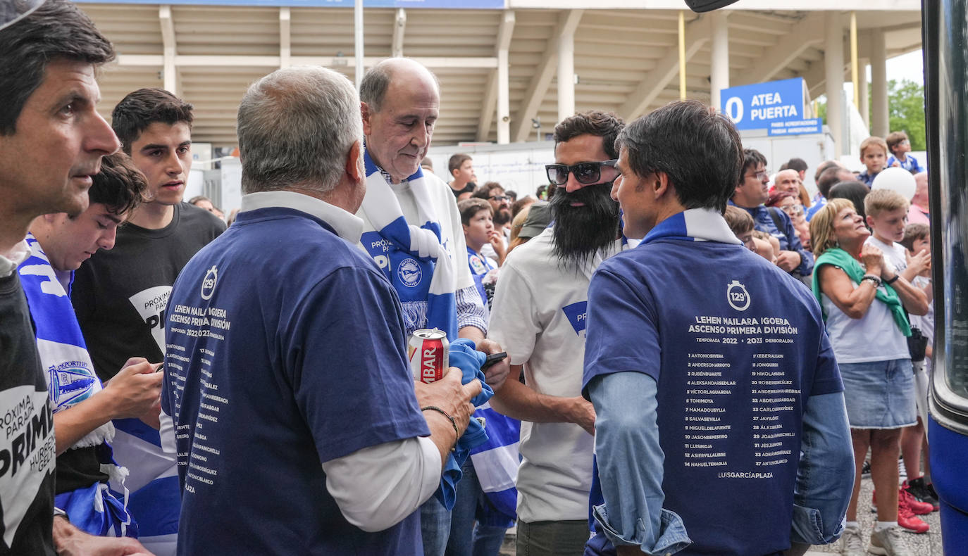 La celebración del ascenso desde el autobús del Alavés