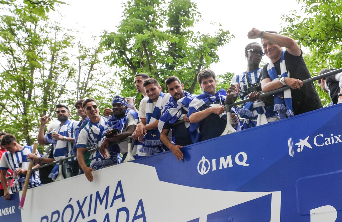 La celebración del ascenso desde el autobús del Alavés