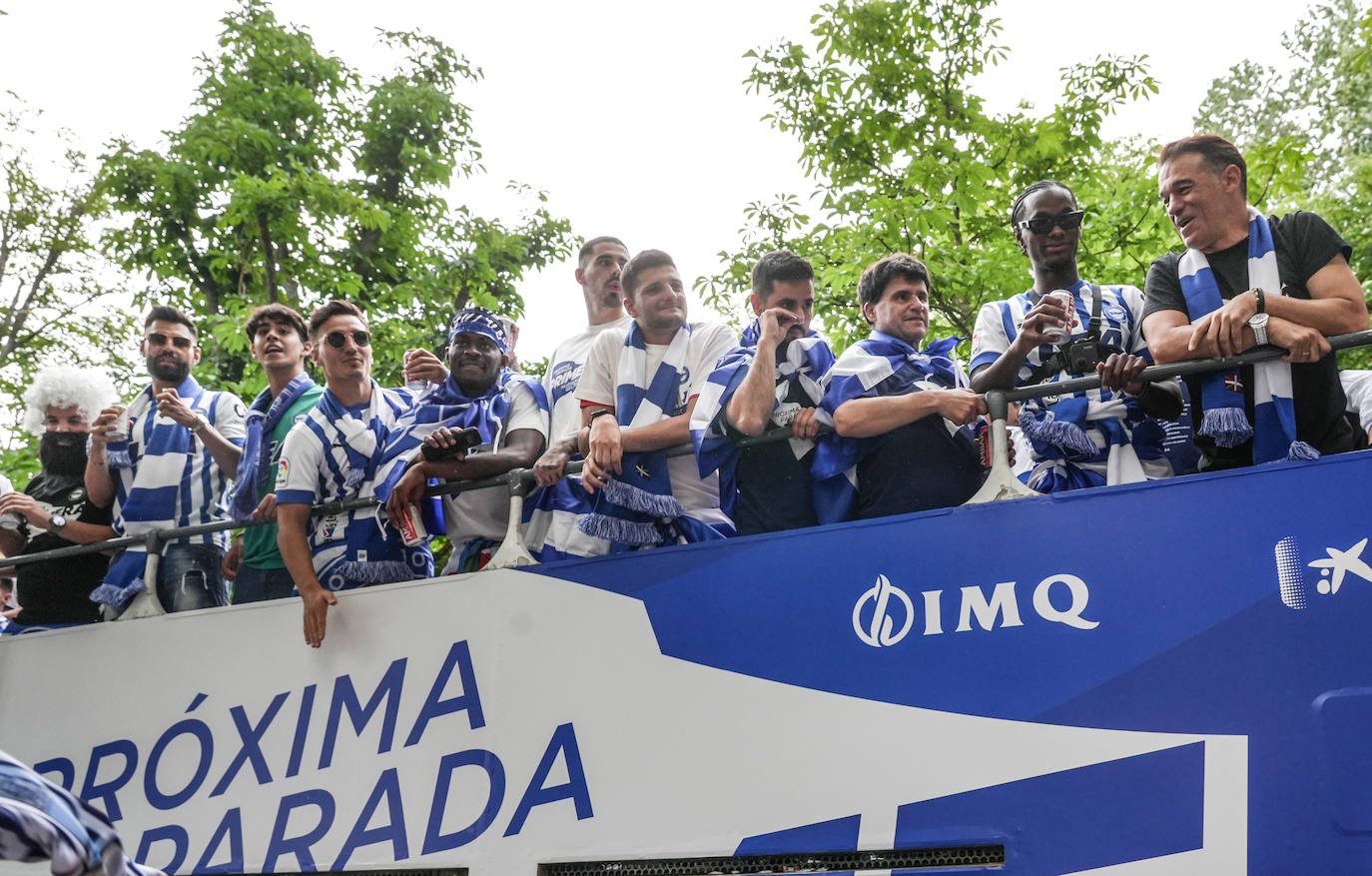 La celebración del ascenso desde el autobús del Alavés