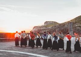 Las mujeres del grupo Etorkizuna se disponen a bailar en la Tala en una ocasión anterior.