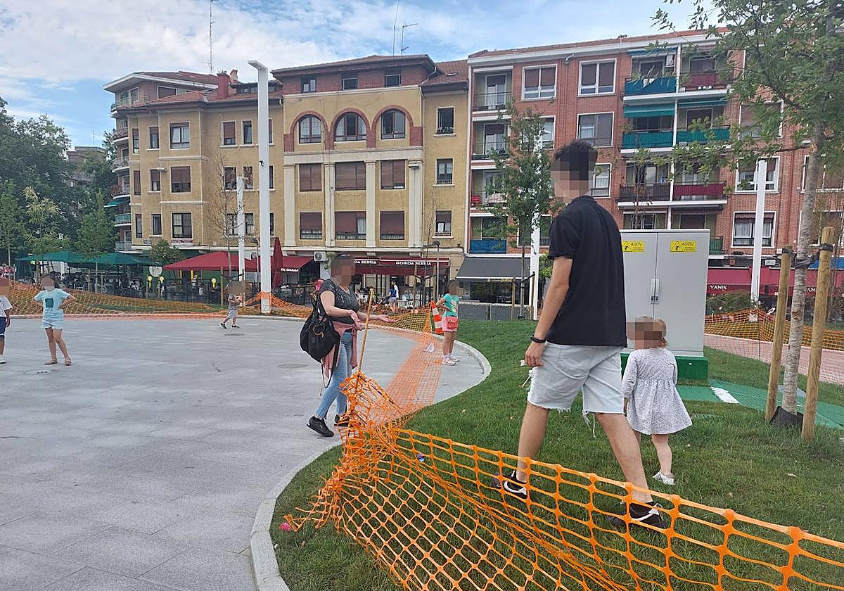 Las zonas verdes han sido valladas para su cuidado.