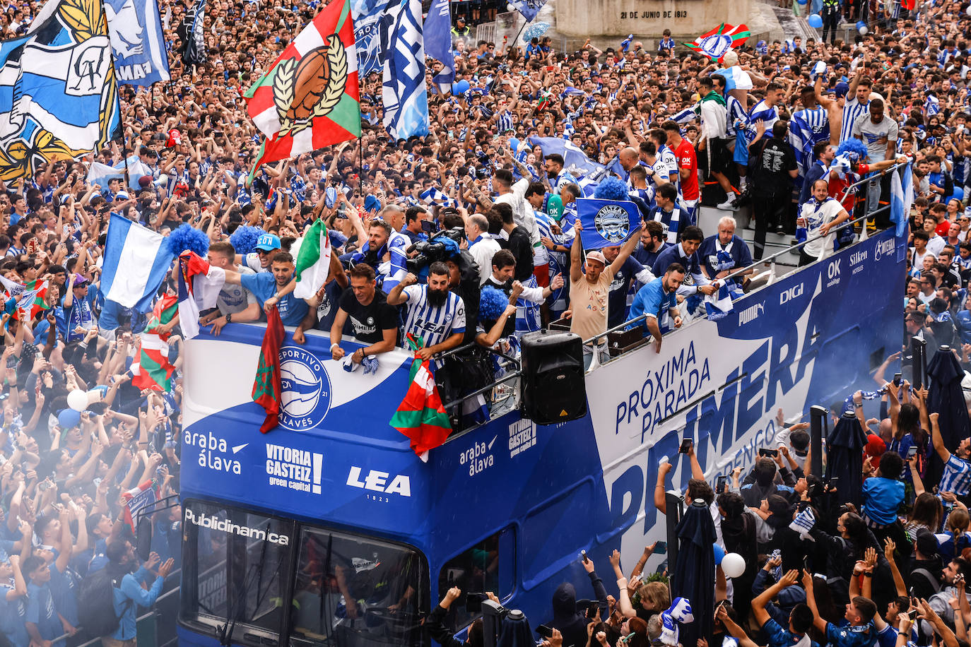 La celebración del ascenso desde el autobús del Alavés