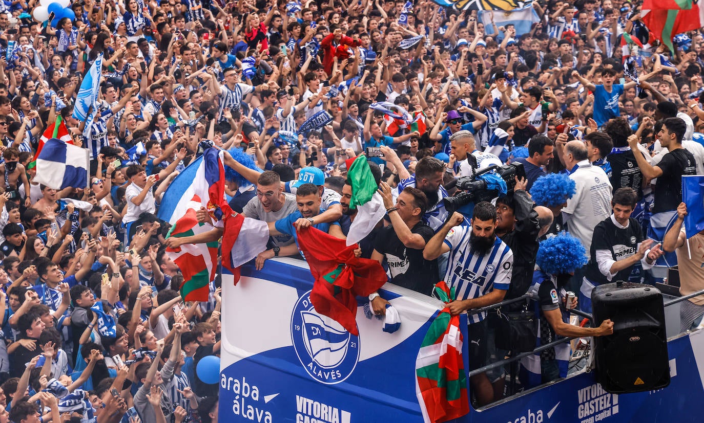 La celebración del ascenso desde el autobús del Alavés