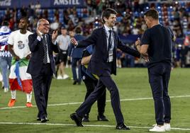 Alfonso Fernández de Trocóniz felicita a Luis García tras la victoria en Valencia.