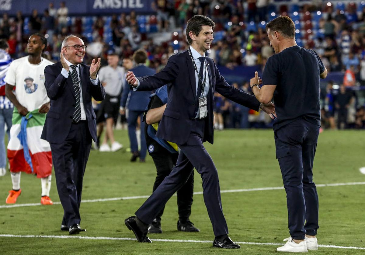 Alfonso Fernández de Trocóniz felicita a Luis García tras la victoria en Valencia.