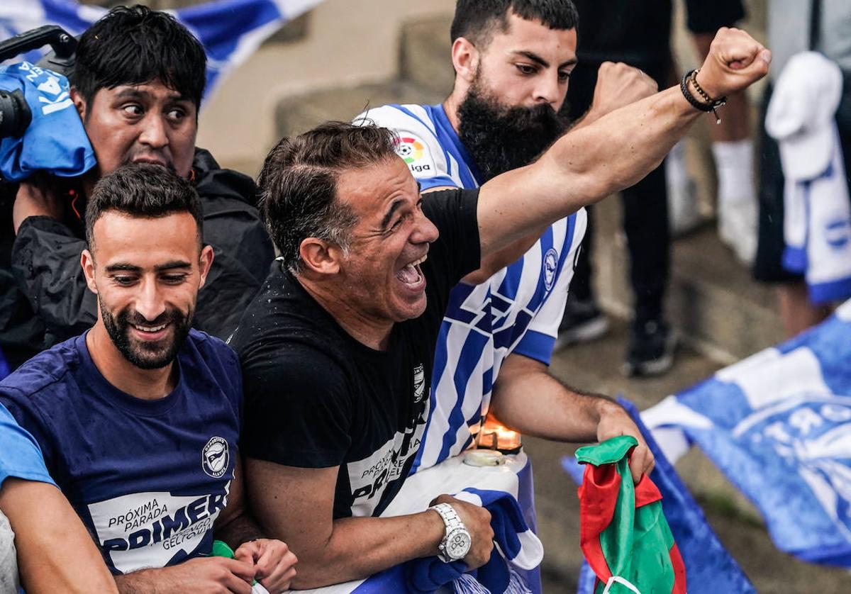 Luis García celebra el ascenso en la Balconada de San Miguel.