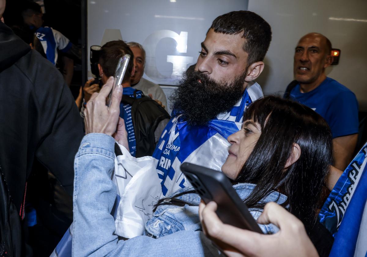 Villalibre se retrata con una aficionada a su llegada al aeropuerto de Foronda.