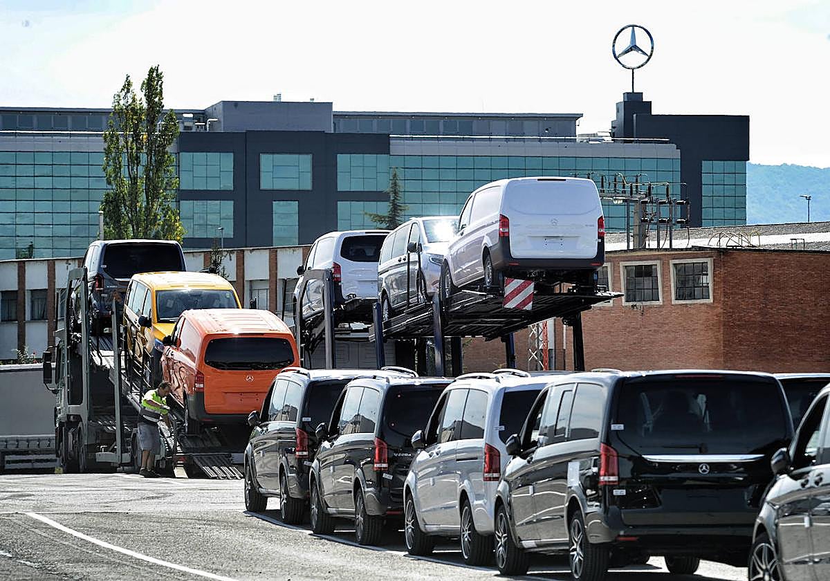 Hilera de furgonetas listas para su salida de la planta vitoriana.