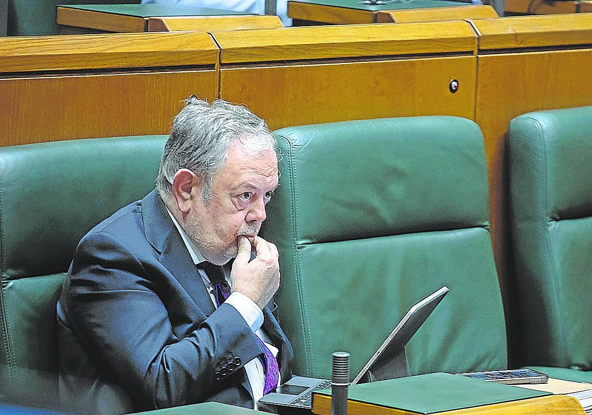 El consejero de Economía y Hacienda, Pedro Azpiazu, en el Parlamento vasco.