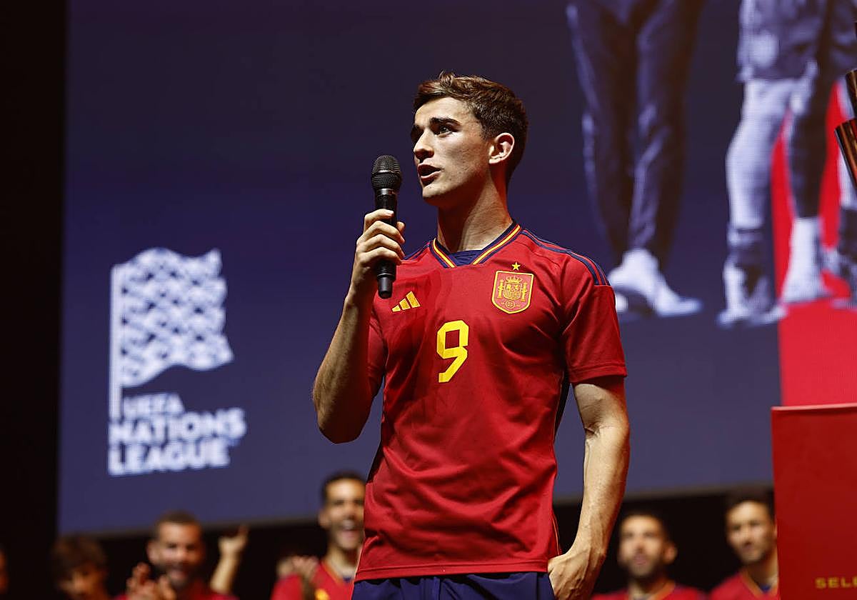 Gavi coge el micrófono antes de escucharse los cánticos en contra del Barcelona.