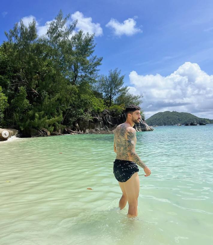 (20/06/23) Unai Nuñez se relaja en una espectacular playa de las Islas Seychelles.