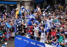 El equipo festeja el ascenso.