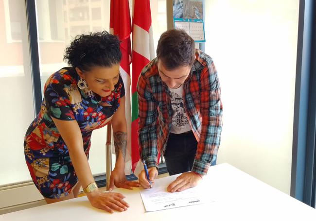 Nadia Nemeh Shomaly (EH Bildu) y Xabier Ortuzar (Guzan) firman el pacto de gobierno.