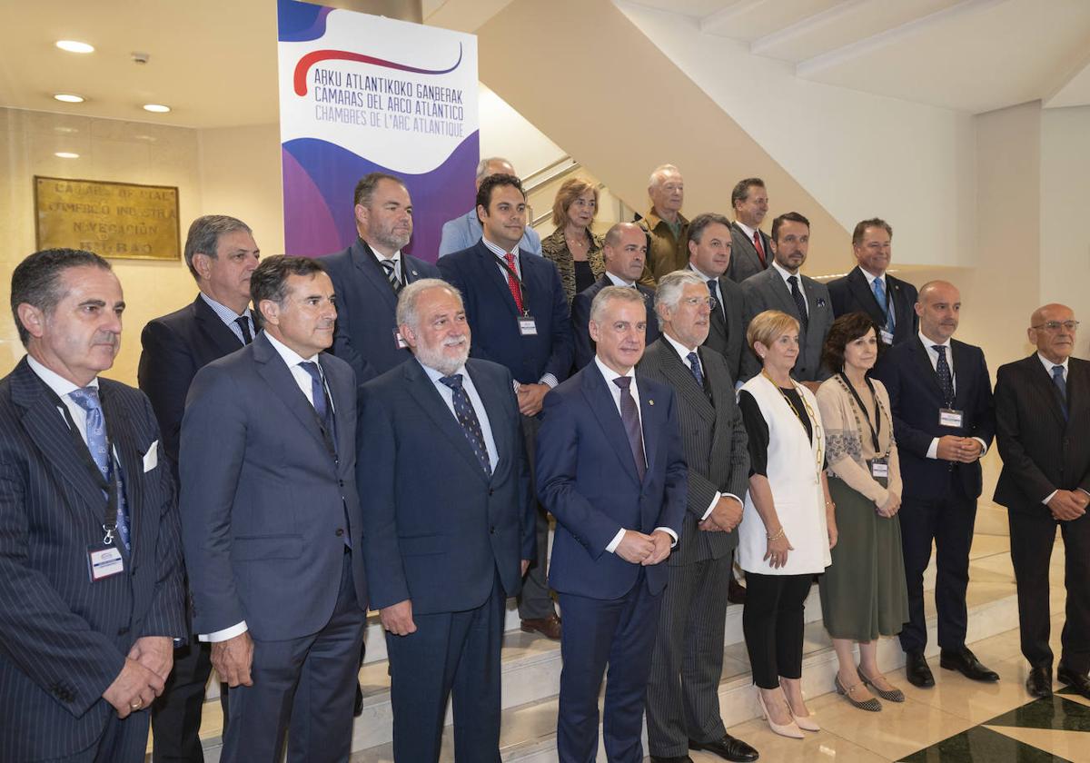 Urkullu y la consejera Arantxa Tapia junto a los representantes de las cámaras de comercio del Arco Atlántico.