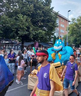 Imagen secundaria 2 - Cientos de personas han disfrutado del arranque de las fiestas. 