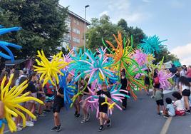 Miles de vecinos tiñeron de color Leioa con la tradicional bajada de cuadrillas.