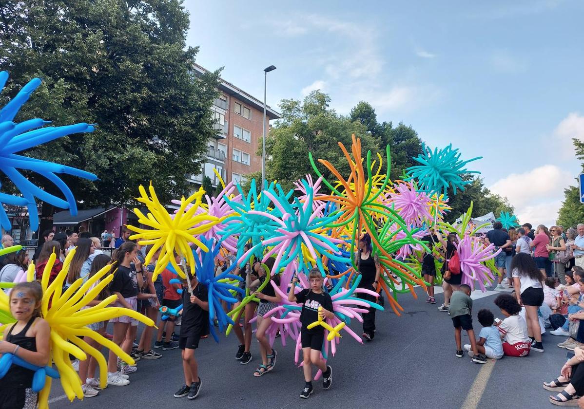 Miles de vecinos tiñeron de color Leioa con la tradicional bajada de cuadrillas.